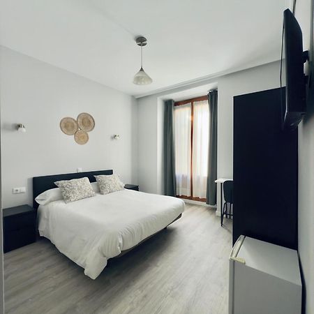 Hostal Conde De Alba Мадрид Екстериор снимка