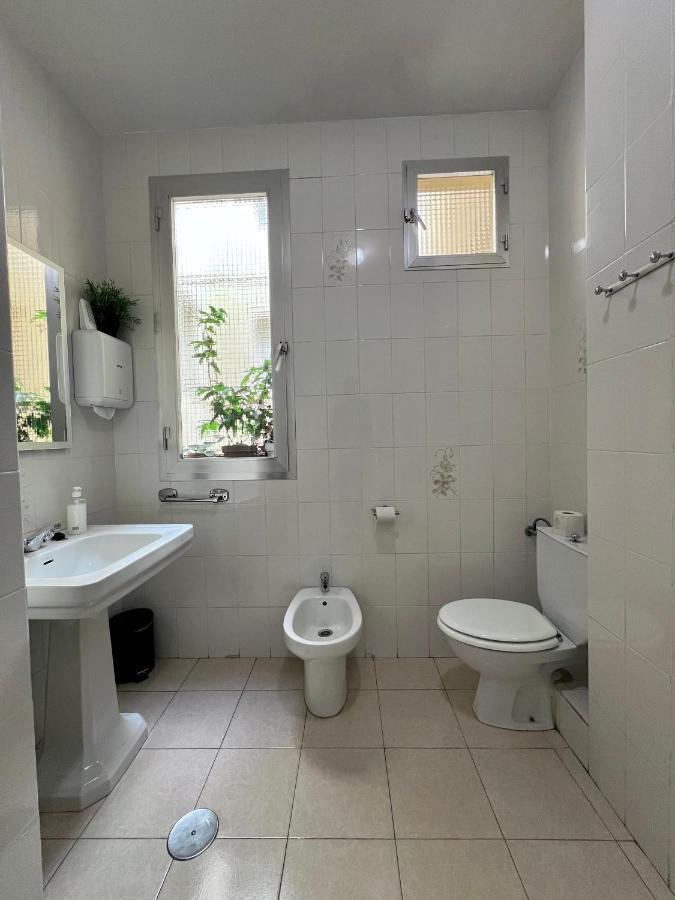 Hostal Conde De Alba Мадрид Екстериор снимка