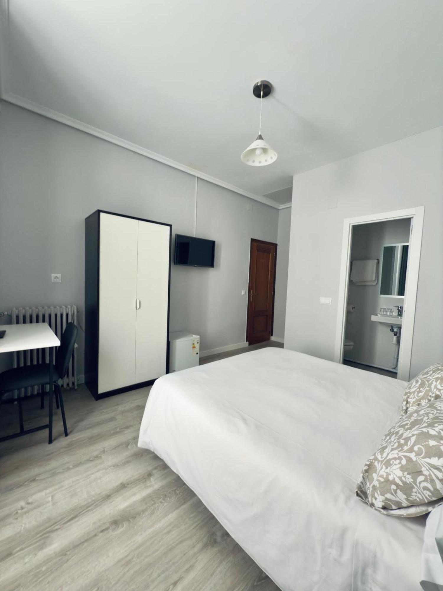 Hostal Conde De Alba Мадрид Екстериор снимка