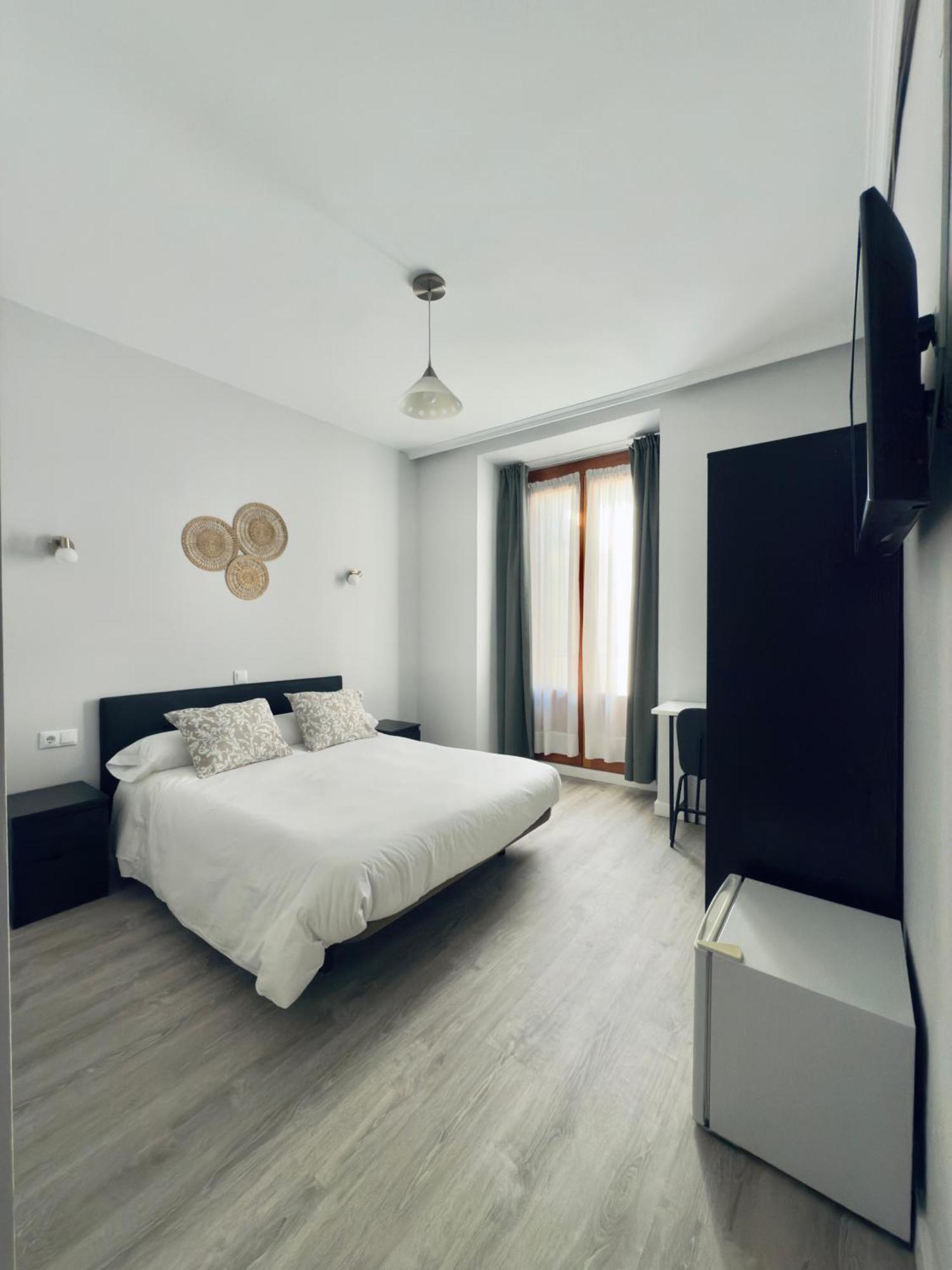 Hostal Conde De Alba Мадрид Екстериор снимка