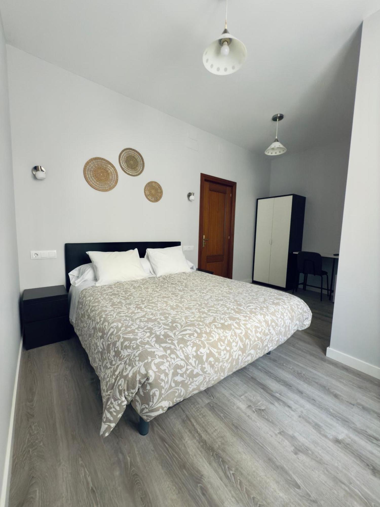 Hostal Conde De Alba Мадрид Екстериор снимка