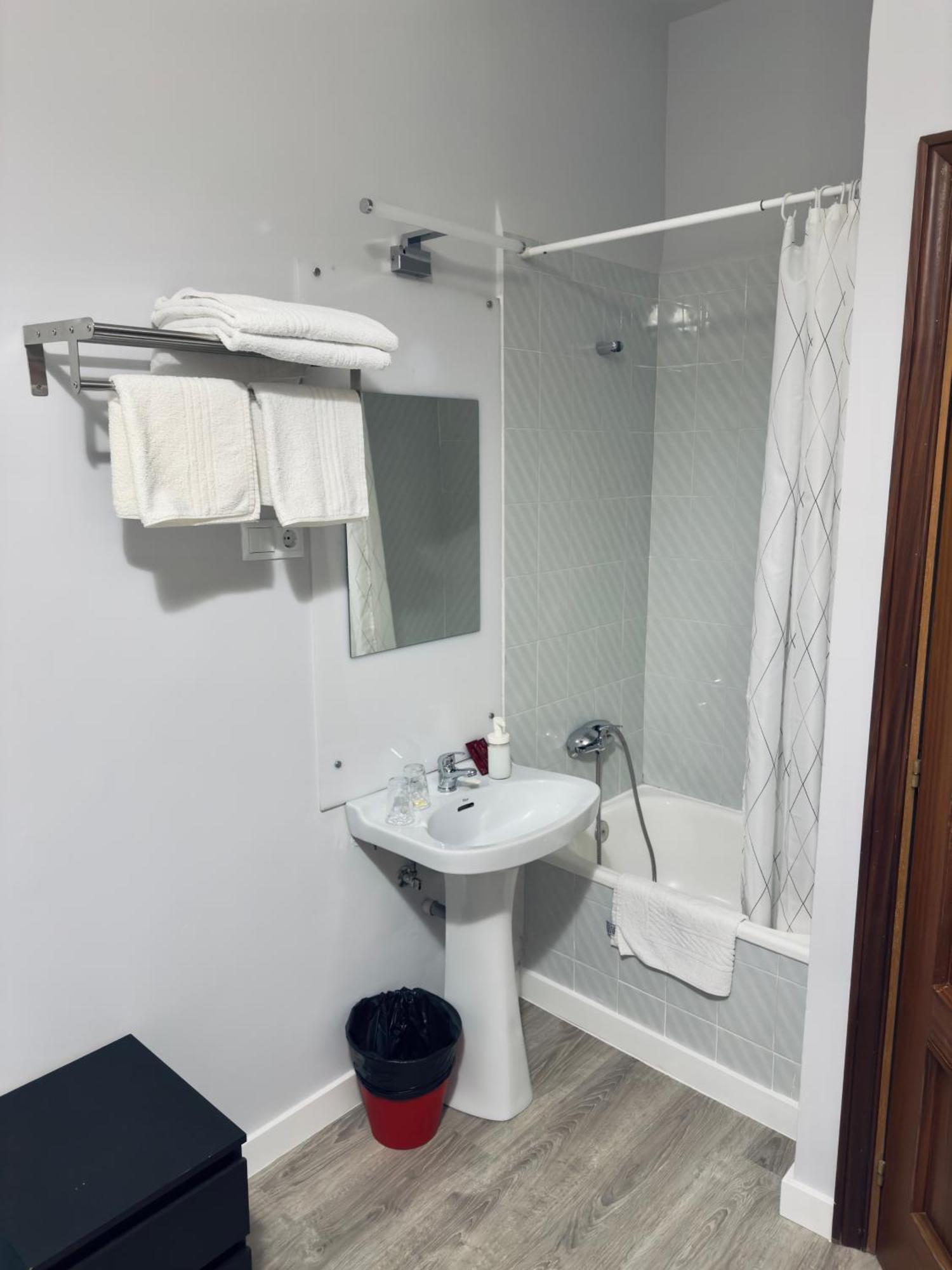 Hostal Conde De Alba Мадрид Екстериор снимка