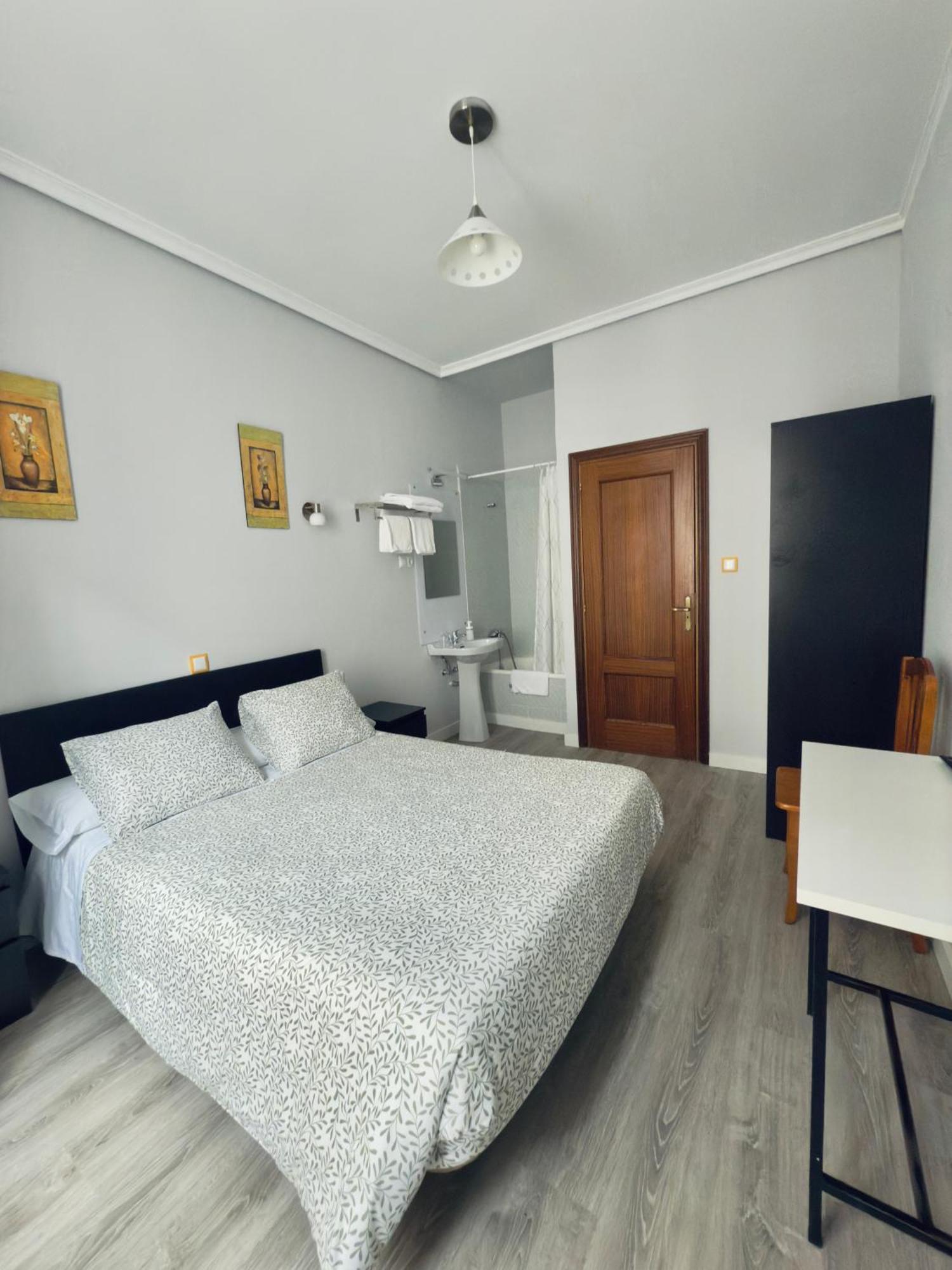 Hostal Conde De Alba Мадрид Екстериор снимка