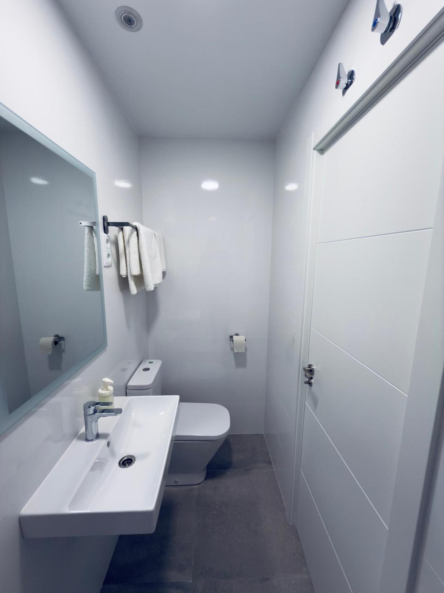 Hostal Conde De Alba Мадрид Екстериор снимка