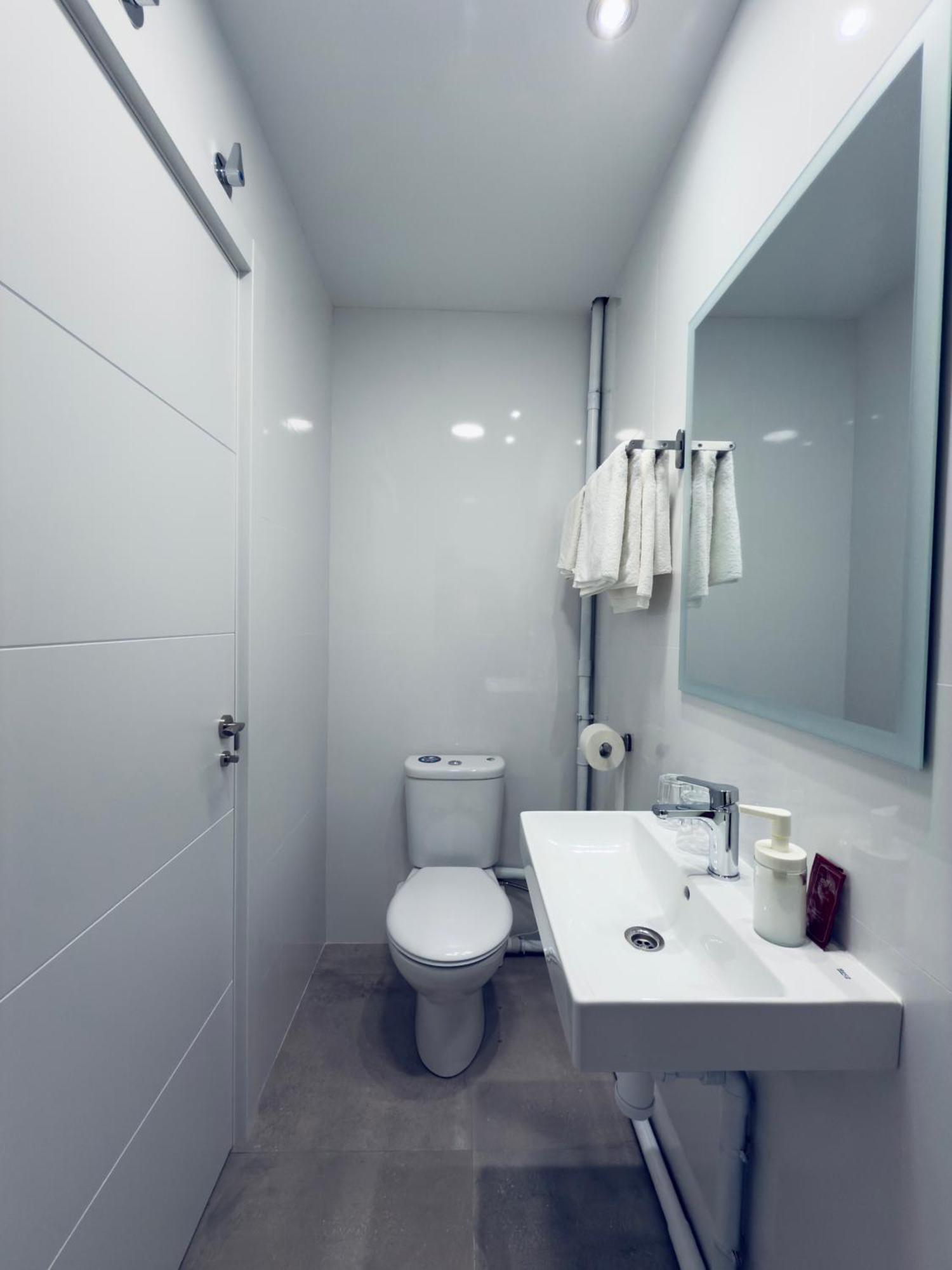 Hostal Conde De Alba Мадрид Екстериор снимка