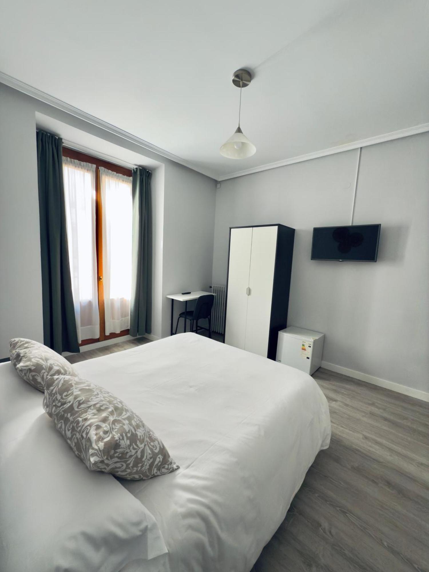 Hostal Conde De Alba Мадрид Екстериор снимка