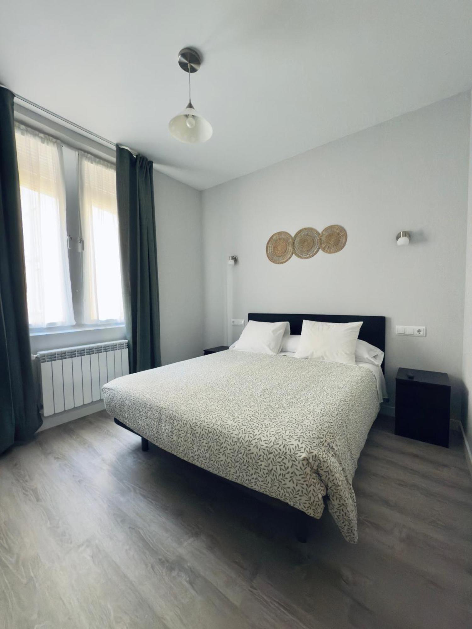 Hostal Conde De Alba Мадрид Екстериор снимка