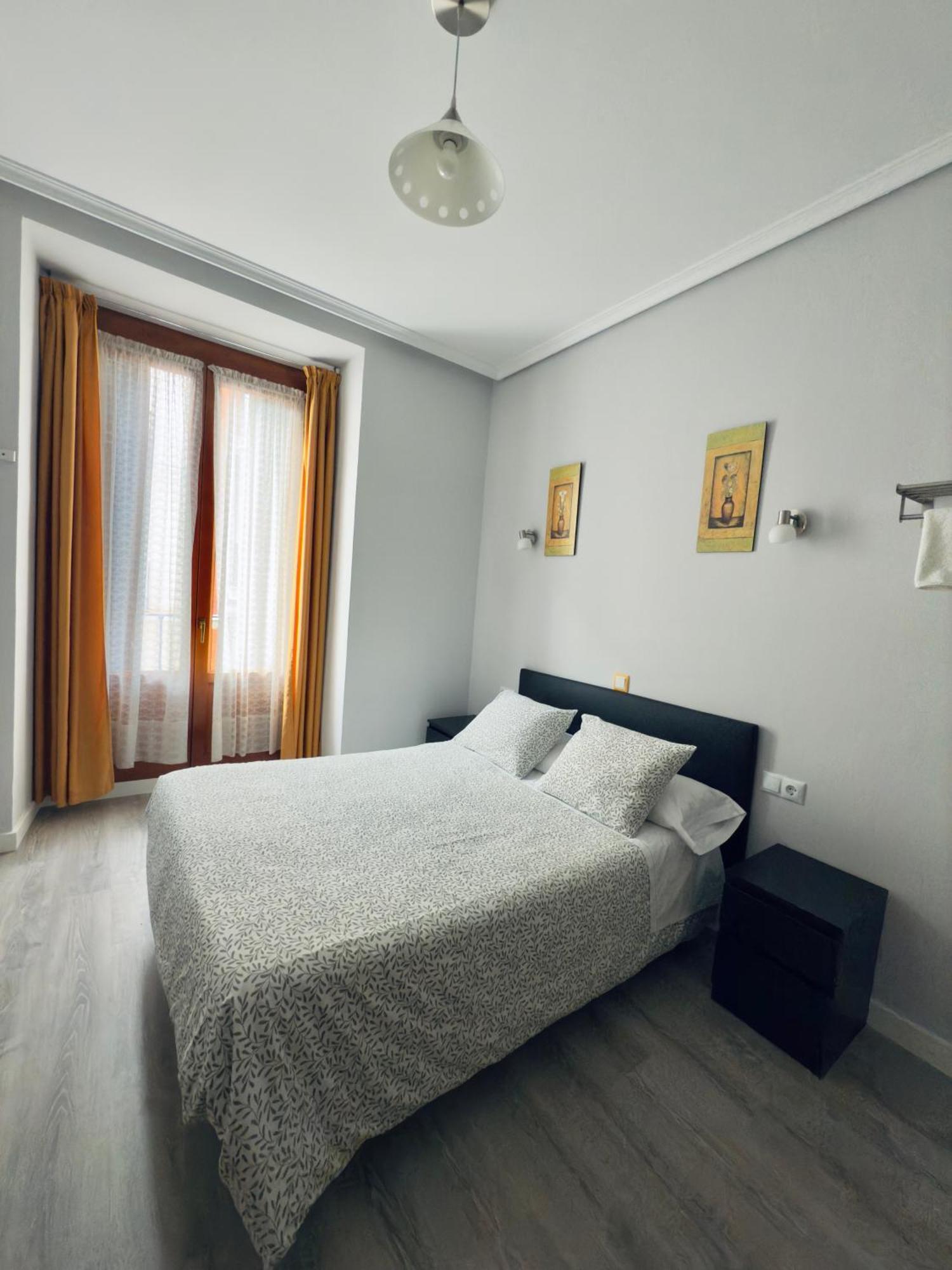 Hostal Conde De Alba Мадрид Екстериор снимка