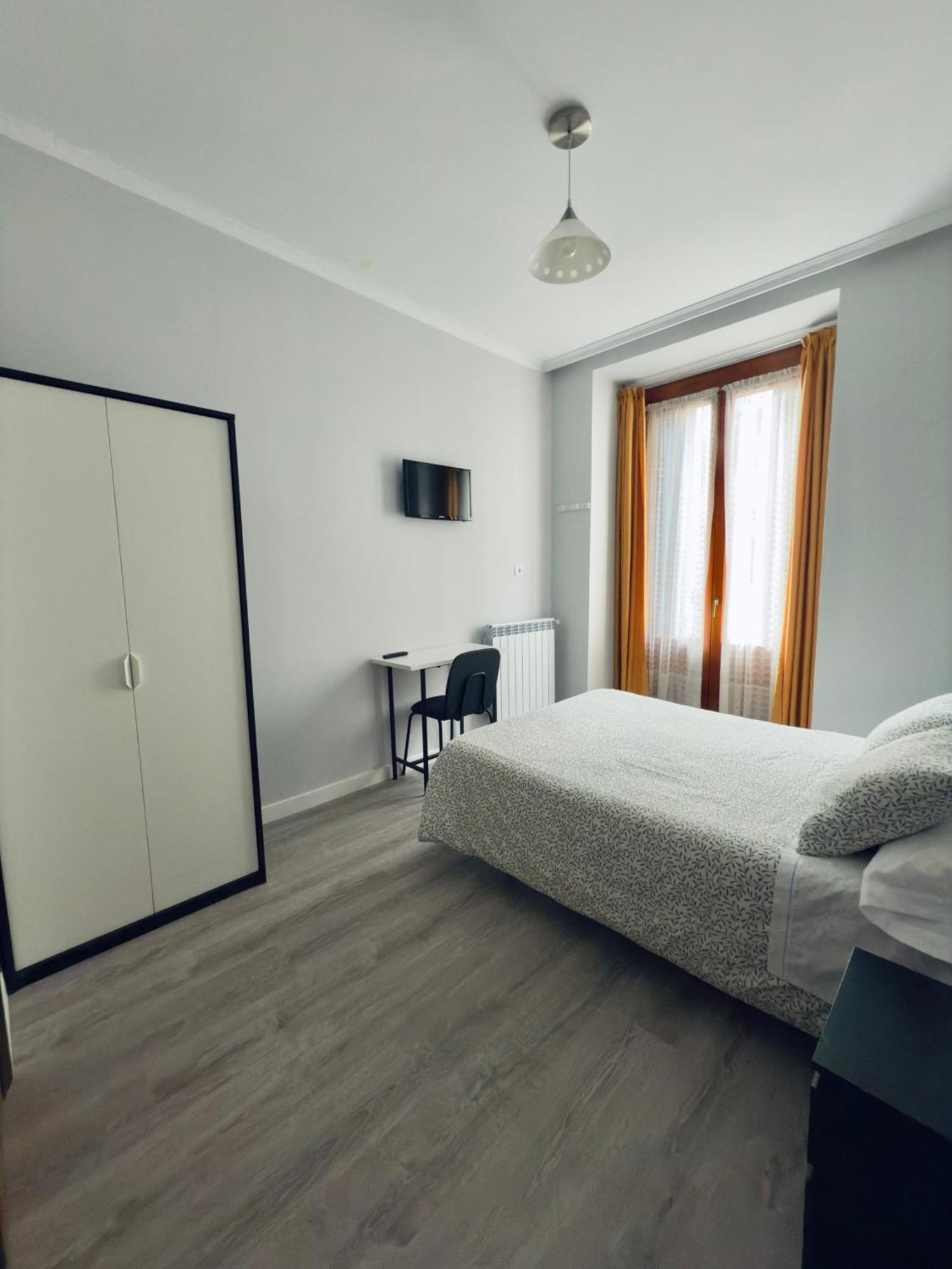 Hostal Conde De Alba Мадрид Екстериор снимка