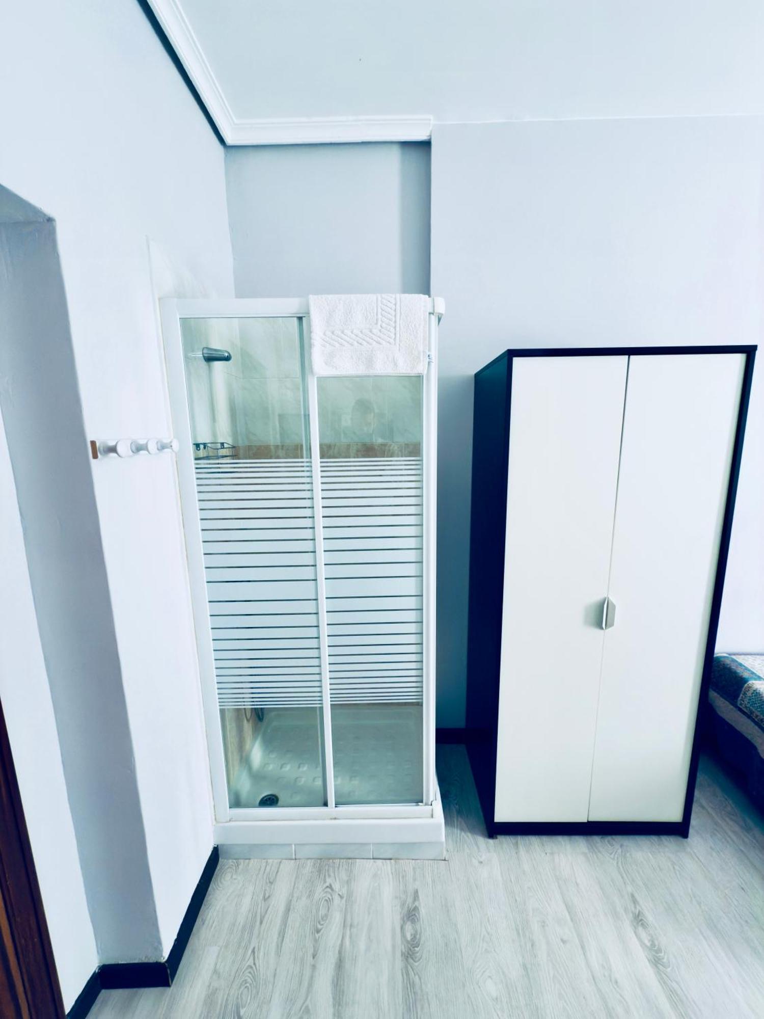 Hostal Conde De Alba Мадрид Екстериор снимка