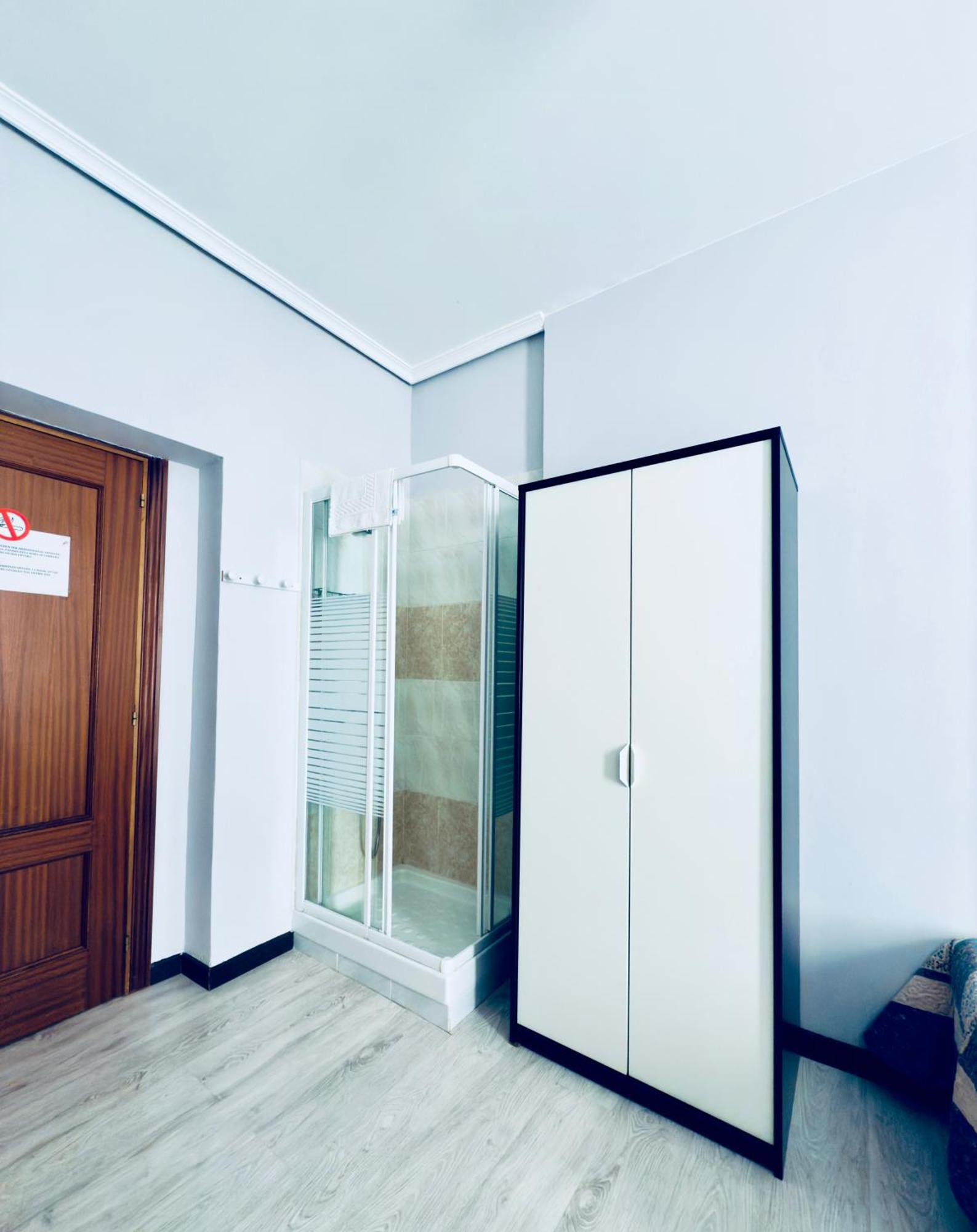 Hostal Conde De Alba Мадрид Екстериор снимка