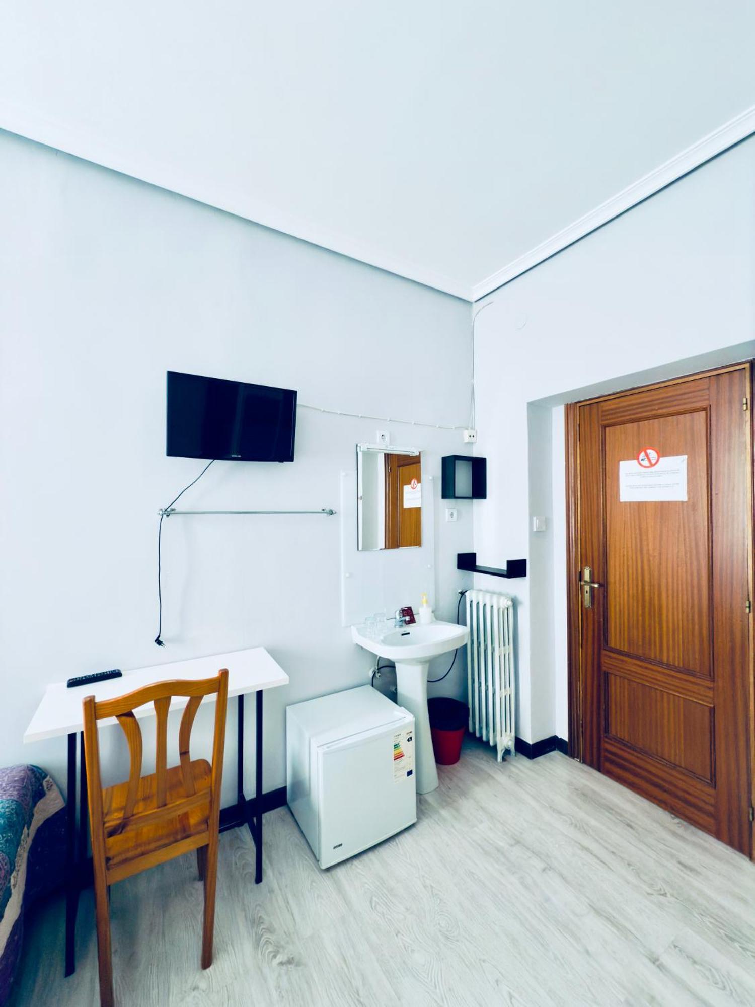 Hostal Conde De Alba Мадрид Екстериор снимка