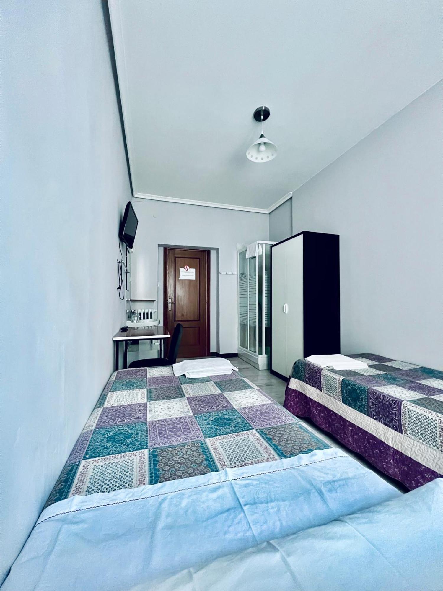 Hostal Conde De Alba Мадрид Екстериор снимка