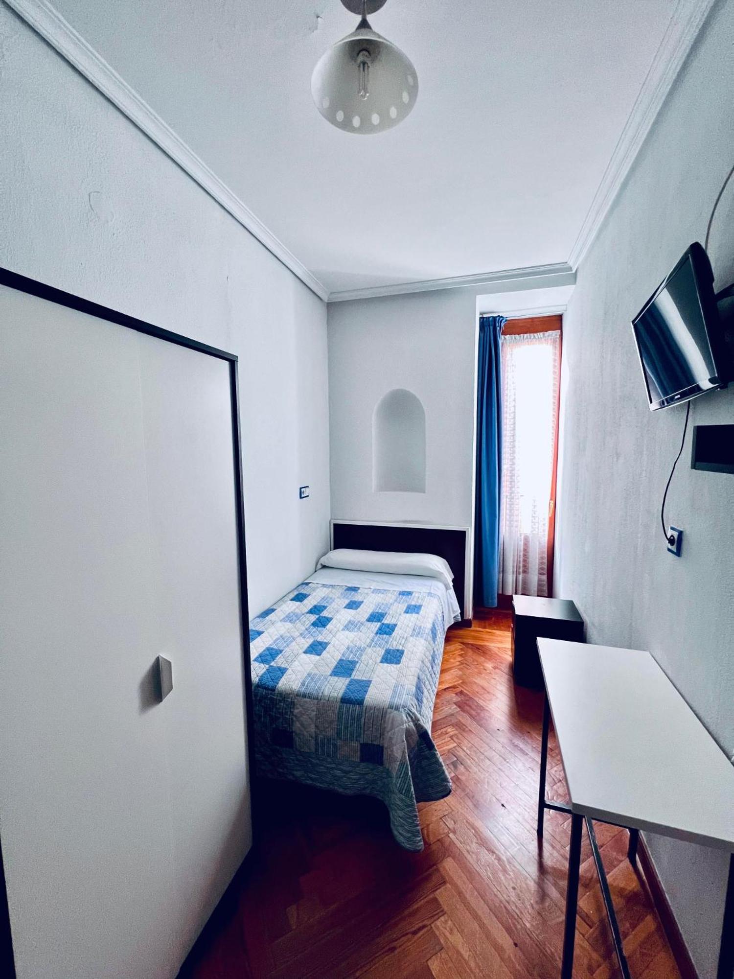 Hostal Conde De Alba Мадрид Екстериор снимка