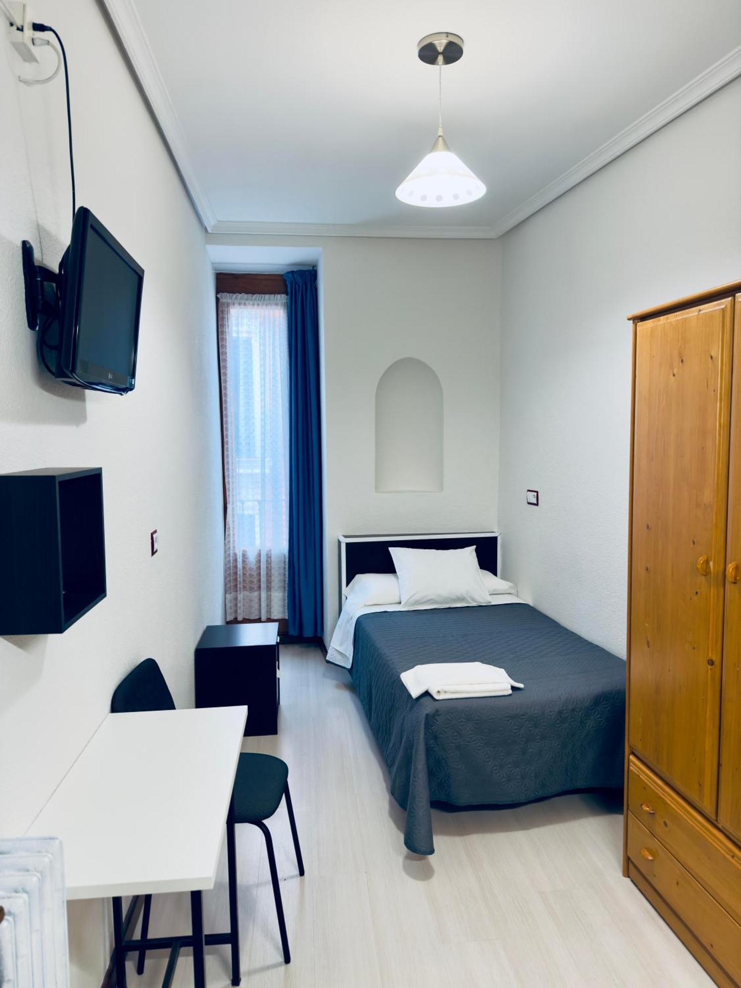 Hostal Conde De Alba Мадрид Екстериор снимка