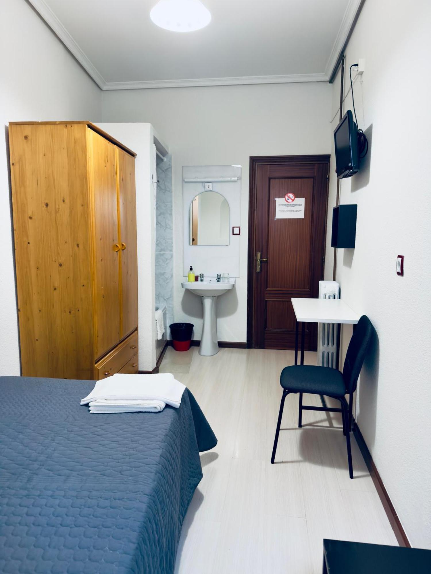 Hostal Conde De Alba Мадрид Екстериор снимка