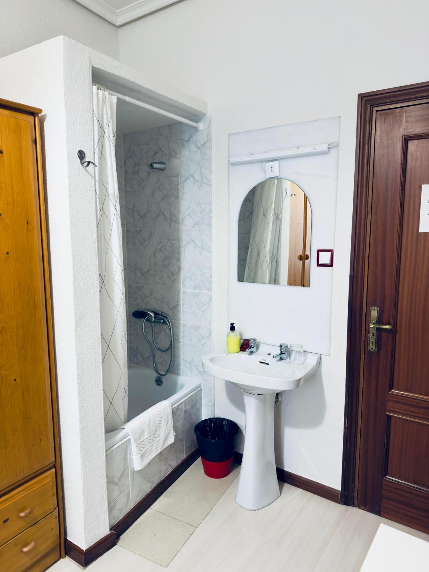 Hostal Conde De Alba Мадрид Екстериор снимка